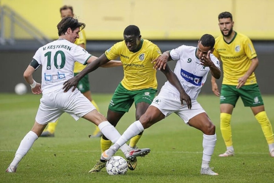 Aanvaller Amin Elalji (nummer 9)  zet met Groene Ster-ploeggenoot Maikel van Kesteren  Bassala Sambou de voet dwars tijdens het met 2-1 verloren oefenduel tegen Fortuna Sittard.          
