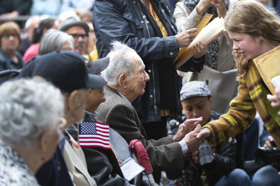 Tijdens een herdenking in Mesch op 28 mei van dit jaar bedankten veteranen uit de Tweede Wereldoorlog adoptanten van oorlogsgraven. 