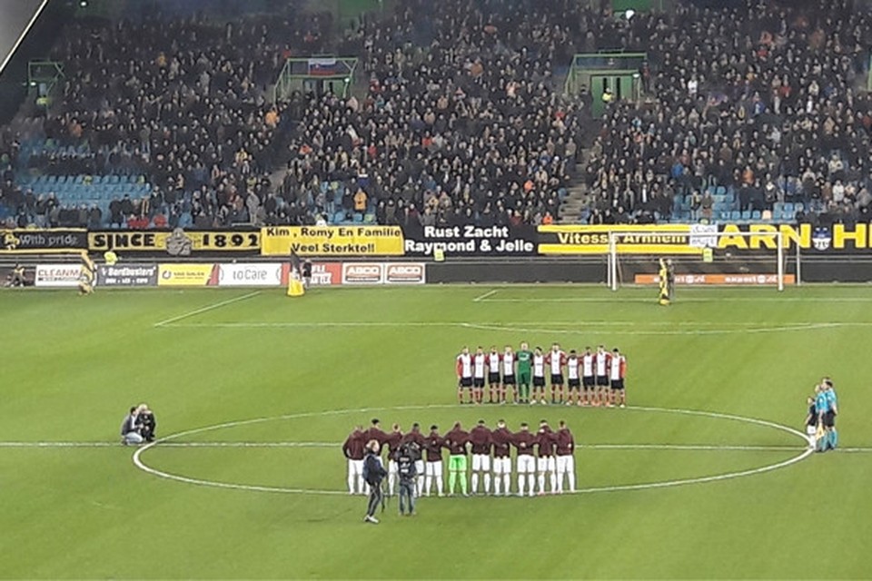 Een minuut stilte voor de slachtoffers van de flatbrand in Arnhem en hun nabestaanden, vooraf aan de voetbalwedstrijd tussen Vitesse en FC Emmen in stadion GelreDome. 