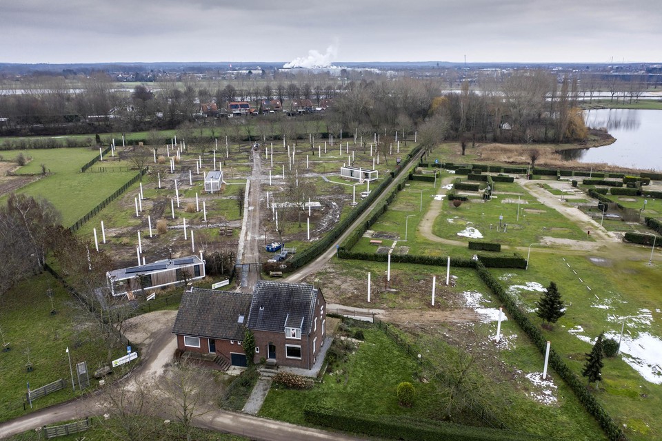 De palen van de ecolodges zijn al geplaatst op de voormalige camping.