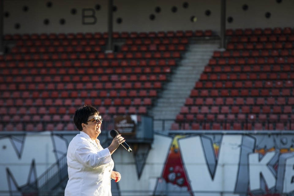 Beppie Kraft, hier tijdens een ‘corona-concert’ in mei in het MVV-stadion. 