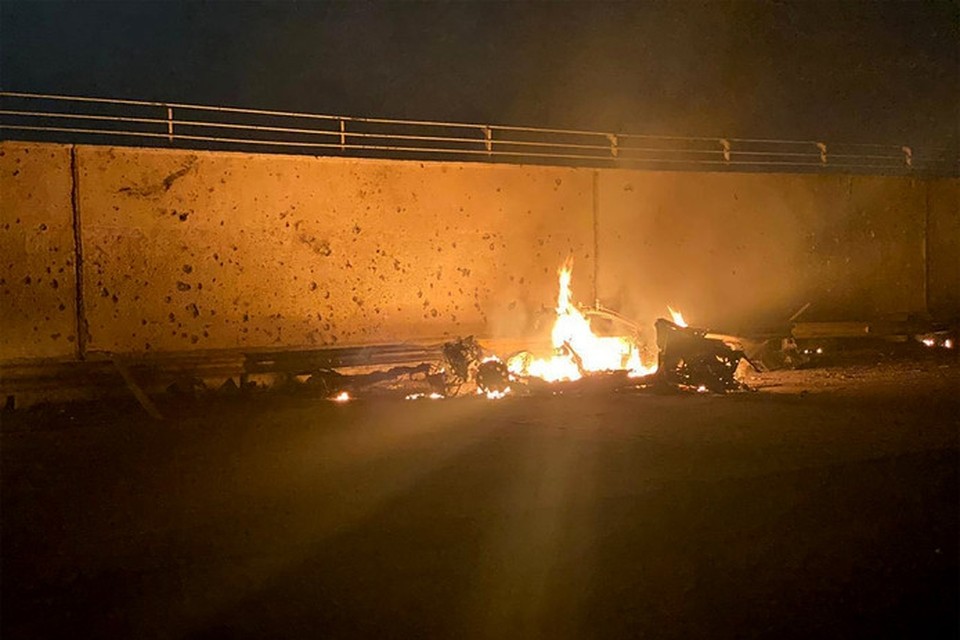Een van de vernielde auto’s na een eerdere luchtaanval van de VS bij Bagdad, waarbij vrijdag de hoge Iraanse generaal Qassem Soleimani omkwam. 