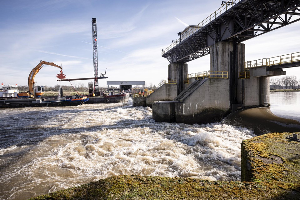 Reparatiewerkzaamheden aan de stuw in de Maas in Roermond, februari 2022.