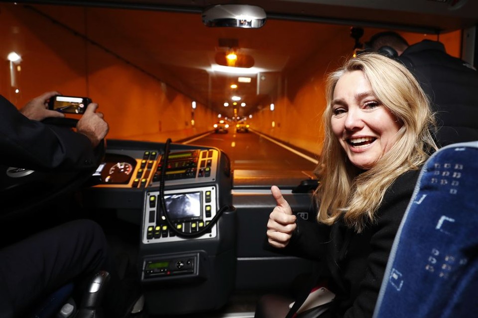  Minister Melanie Schultz van Haegen (Infrastructuur en Milieu) rijdt als eerste door de nieuwe Koning Willem-Alexandertunnel bij Maastricht.