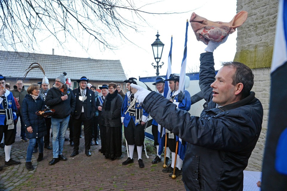 Veilingmeester Stan Martens prijst de varkenskoppen aan tijdens de traditionele Köpkesmert in Aijen.