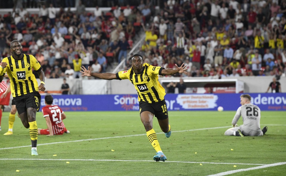 Moukoko brengt Dortmund aan de leiding.  
