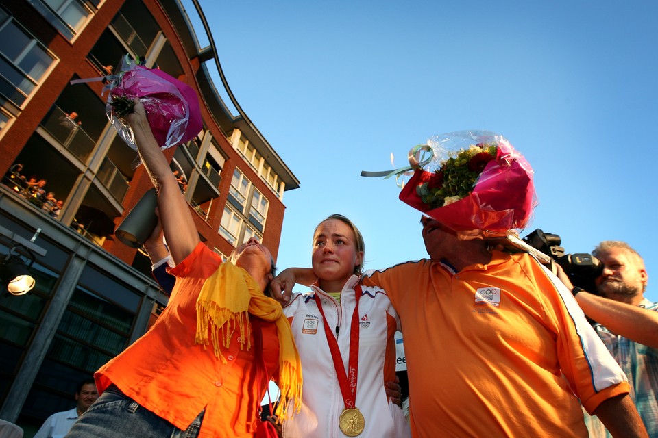 Zomer 2008: Maartje Paumen wordt na de Olympische Spelen gehuldigd in Geleen en vindt steun bij haar ouders. 
