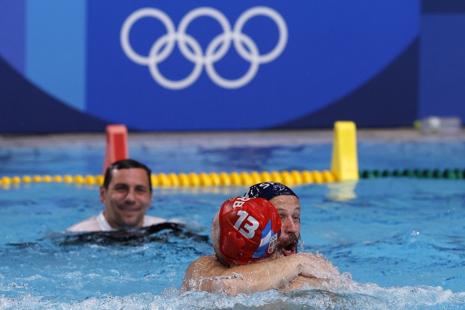 Servische waterpoloërs vieren het laatste goud van deze spelen. 