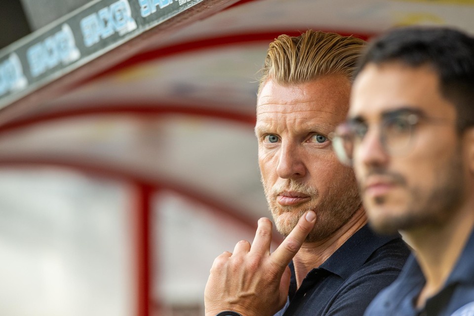 Hoe zwaar het is om coach te zijn: zelfs in het gebotoxte voorhoofd van Dirk Kuijt zitten nu rimpels. 