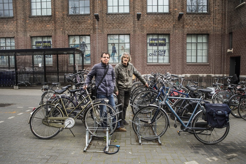 Laurent Theunissen (links) en Leo Maathuis bij de fietsenstalling van winkelkcentrum Carré. 