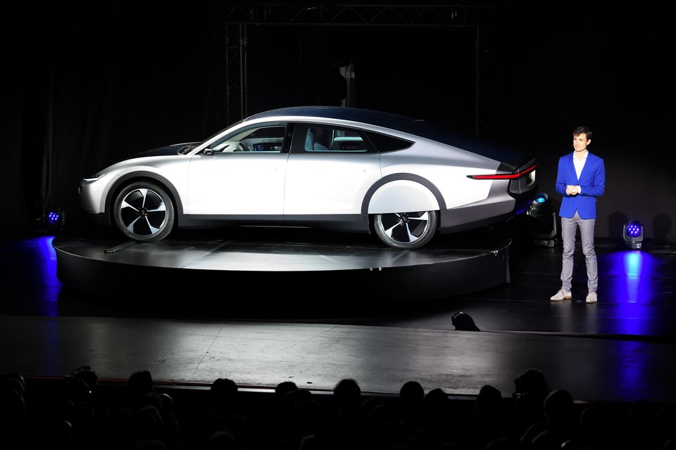 CEO Lex Hoefsloot presenteert de Lightyear One in 2019, toen de toekomst van de autobouwer uit Helmond er nog zonnig uit zag.