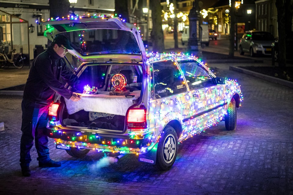 De met 1200 kerstlichtjes versierde Toyota Starlet van Lars uit Heythuysen. 