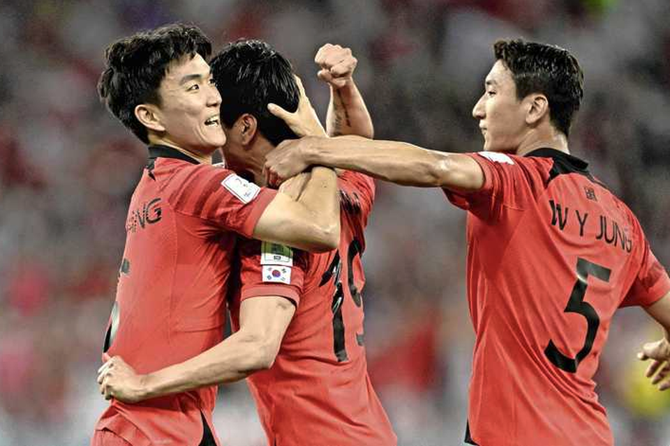 Kim Young-Gwon viert de gelijkmaker met zijn ploeggenoten. 