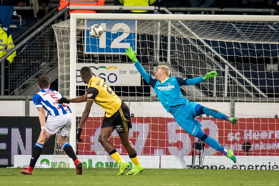 Maecky Ngombo scoort de 0-1. Heerenveen-keeper Wouter van der Steen is kansloos.