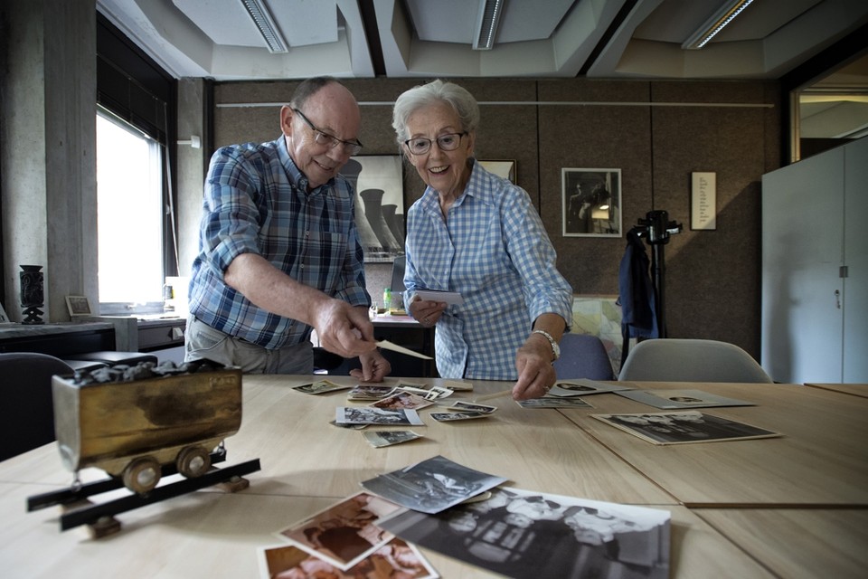 Frans en Leny Thelen ‘plunderden’ hun familiealbums om het Nederlands Mijnmuseum te helpen aan verhalen van vroeger. 