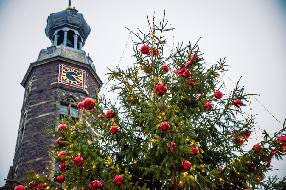 De kerstboom bij het stadhuis is dit jaar een wensboom.