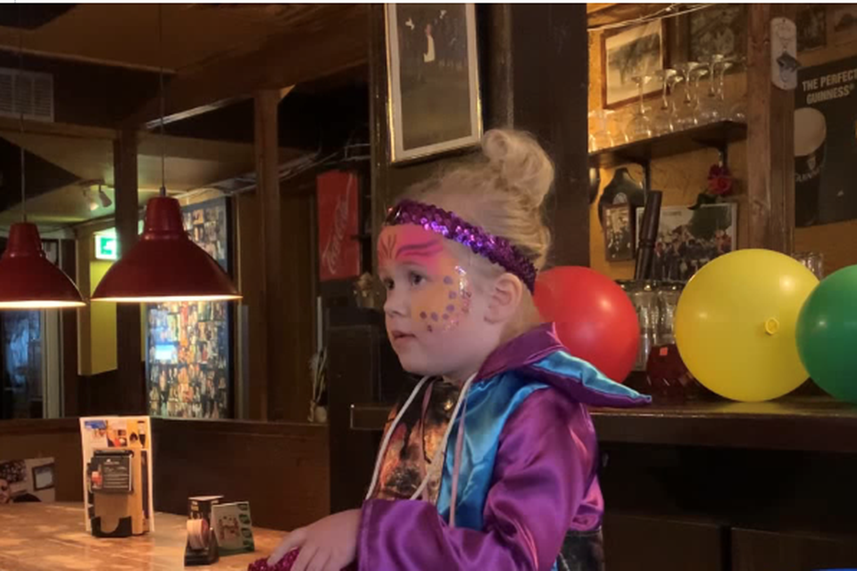 ‘Willen jullie volgend jaar meezingen, zodat ik hier niet meer alleen hoef te zitten?’ vraagt deze jeugdige carnavalist in Café Pelt aan De Winkbülle in Heerlen. 