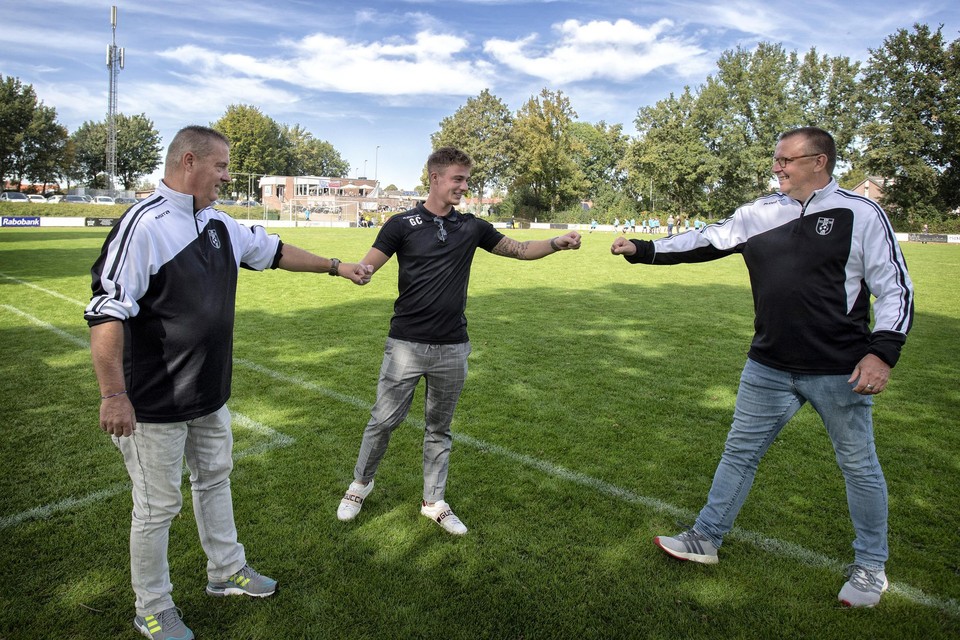 Voetbaltrainer Gino Curfs (midden).
