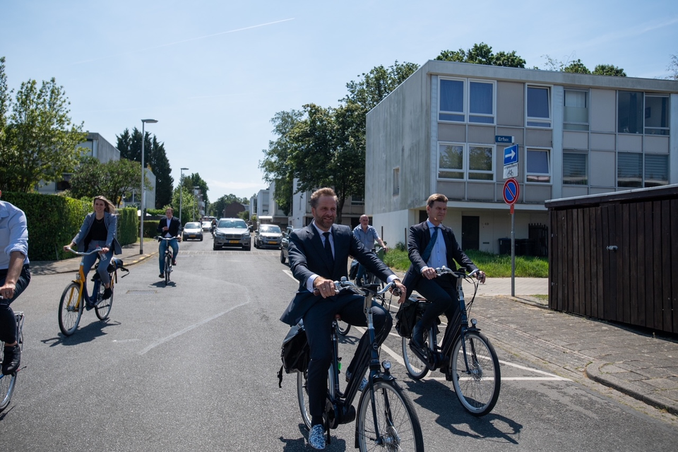 Minister de Jonge fietst woensdagmiddag door Heerlen. 
