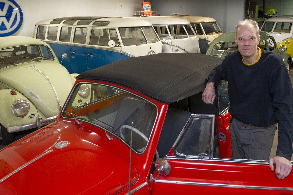 Raimon Hamers knapt Kevers en Volkswagenbusjes op in zijn garage in Simpelveld. 