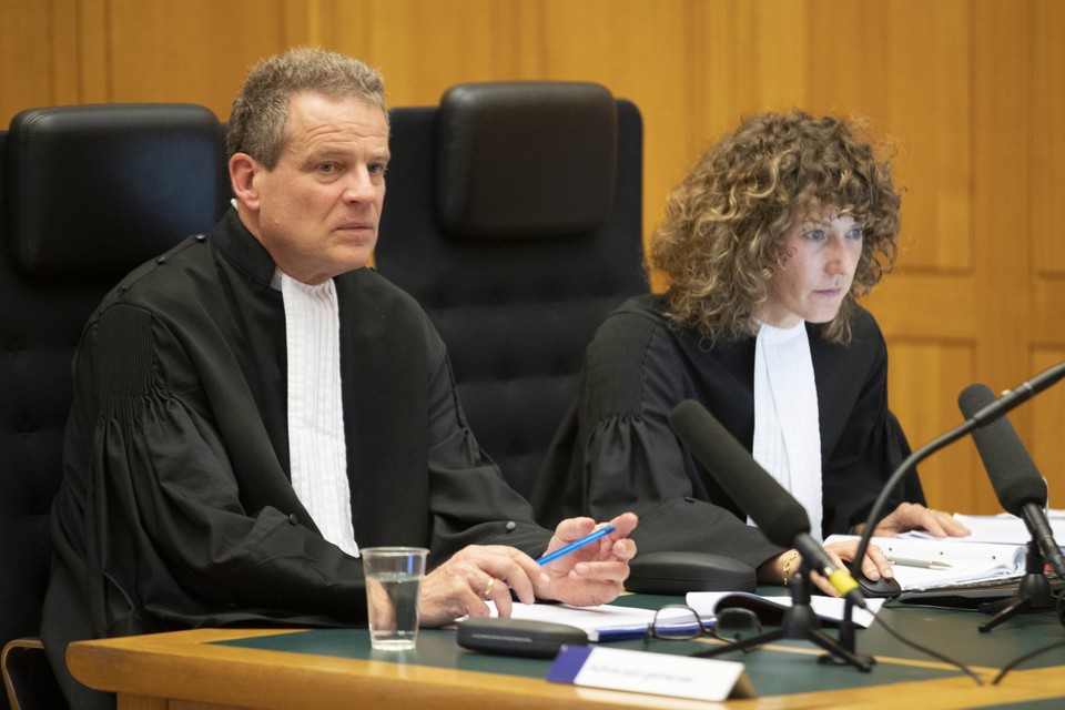 De advocaten-generaal Gerard Sta (links) en Eefje Verheijen   maken maandag de strafeis bekend tegen Jos Brech. 