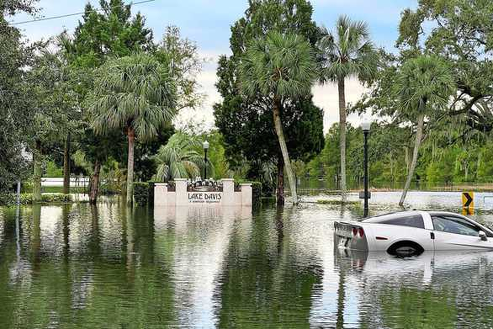 Een sportwagen steekt net boven het water uit in een ondergelopen wijk van Orlando in de staat Florida. 