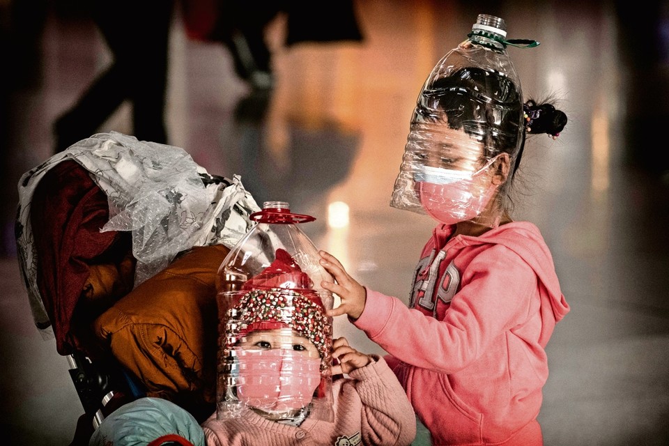 Naast mondkapjes dragen deze Chinese kinderen in Peking ook geïmproviseerde gezichtsbescherming. 