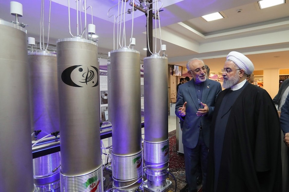 De Iraanse president Rohani (rechts) met het hoofd van het Iraanse nucleaire programma. 