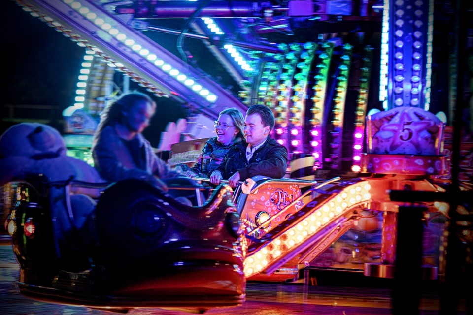Mitchel geniet van zijn rondjes in de spin. 