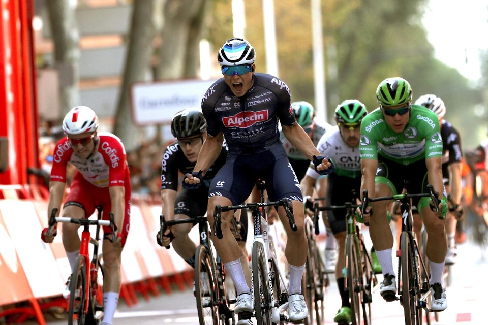 Jasper Philipsen hier winnend in de Vuelta. 