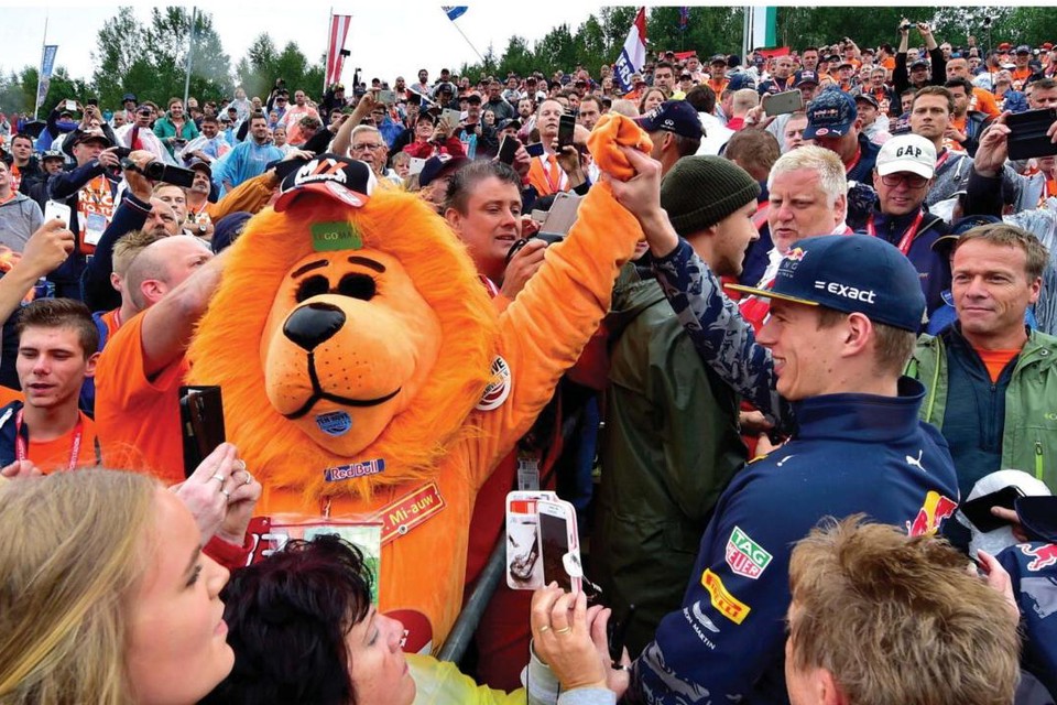 Max Verstappen viert zijn puike race met de Nederlandse fans, die goed vertegenwoordigd waren in Oostenrijk.