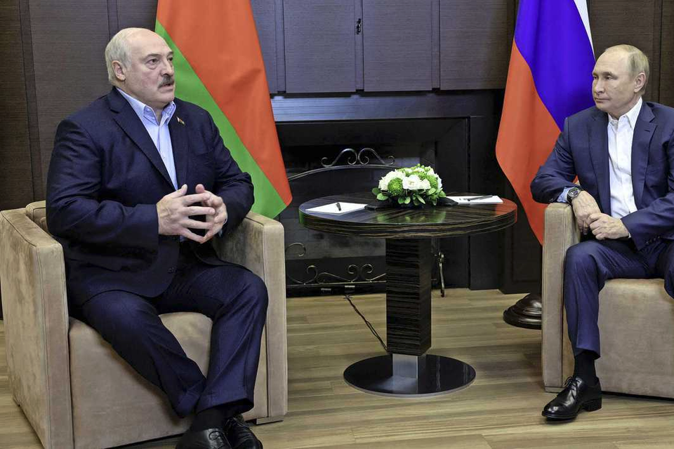 President Vladimir Poetin (R.) sprak maandag in Sotsji met een van zijn laatste trouwe bondgenoten, president Aleksandr Loekasjenko. 