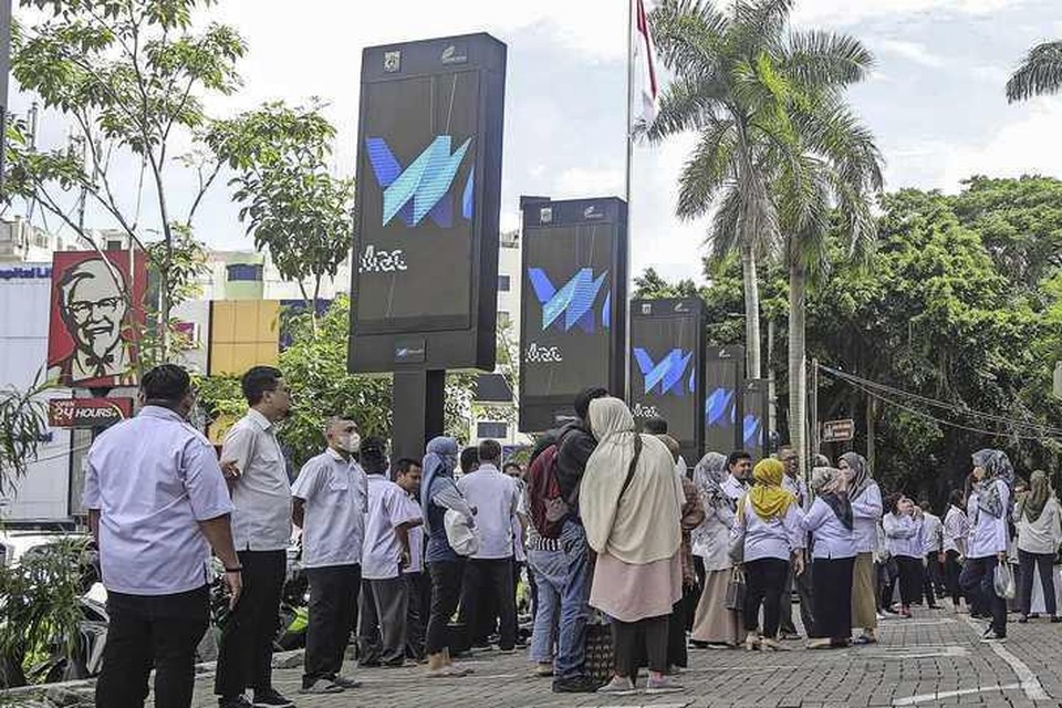In Jakarta werden mensen uit onder meer kantoren geëvacueerd. 