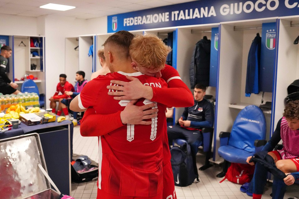 Jesper Karlsson en Mexx Meerdink omhelzen elkaar in de kleedkamer nadat zij met AZ hebben gewonnen van Lazio Roma.
