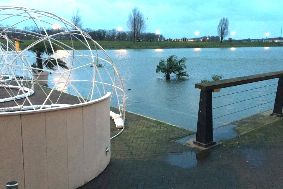 Stijgend water aan de Maasboulevard in Venlo.