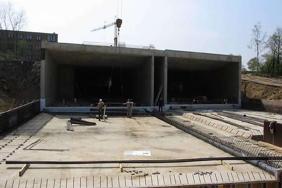 De betonnen tunneldelen bij de aanleg. Aan de onderkant is de mes-in-groef verbinding zichtbaar die de overlast veroorzaakt.    
