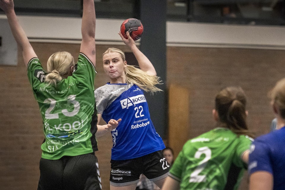 Sharon Grummel legt namens HandbaL Venlo aan in de topper tegen VOC.