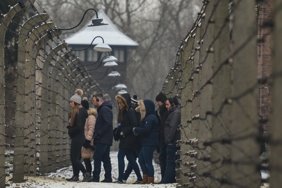 Jongeren bezoeken een concentratiekamp.