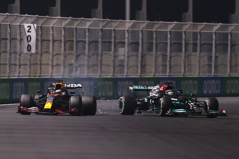 Ruim 2,6 miljoen kijkers in Nederland zagen zondag hoe Max Verstappen en Lewis Hamilton een verbeten strijd voerden. 