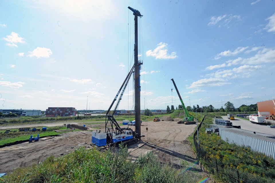 Een hei-installatie slaat de funderingspalen voor de eerste windmolen van windpark Venlo de grond in. 