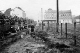 thumbnail: <P>Vaals, 10 mei 1940, 05.30 uur. Duitse soldaten wachten op het sein om de grens over te gaan en kijken naar overkomende Duitse vliegtuigen. De invasie staat letterlijk voor de deur. </P>
