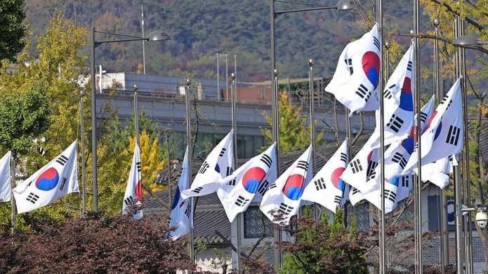 Vlaggen hangen halfstok op het regeringscomplex in Seoul. 