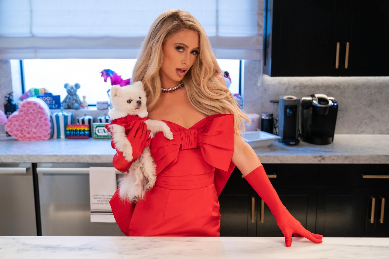 In deze nieuwe Netflix-show kookt Paris Hilton voor Kim Kard... - De  Limburger Mobile