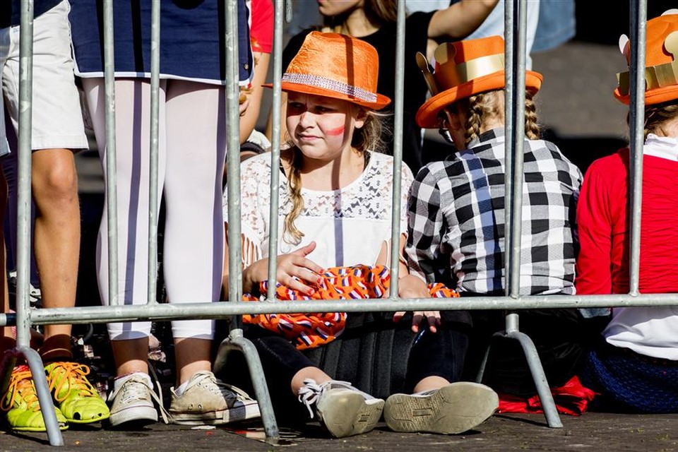 e eerste belangstellenden verzamelen zich op het Binnenhof om een glimp op te vangen van het koningspaar in de Glazen Koets op Prinsjesdag.