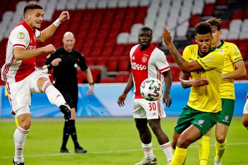 Ajax - Fortuna, afgelopen zaterdag: Martin Angha maakt ongelukkig hands en de bal gaat op de stip. 
