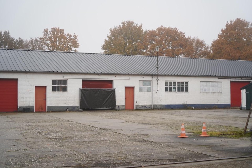 Zwart zeil voor de garagedeur van een bedrijfspand aan de Noordervaart in Beringe waar vorige week een drugslab werd ontdekt. 