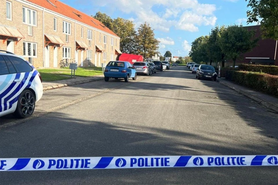 De Rode Kruisstraat in Maaseik werd zaterdag afgezet nadat bekend werd dat in een appartement iemand om het leven was gebracht.  
