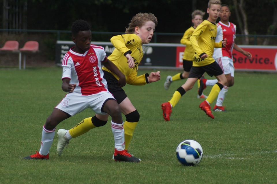 Jeugdteams van Ajax en VVV in actie tijdens de laatste editie van het toptoernooi in Panningen in 2019. 