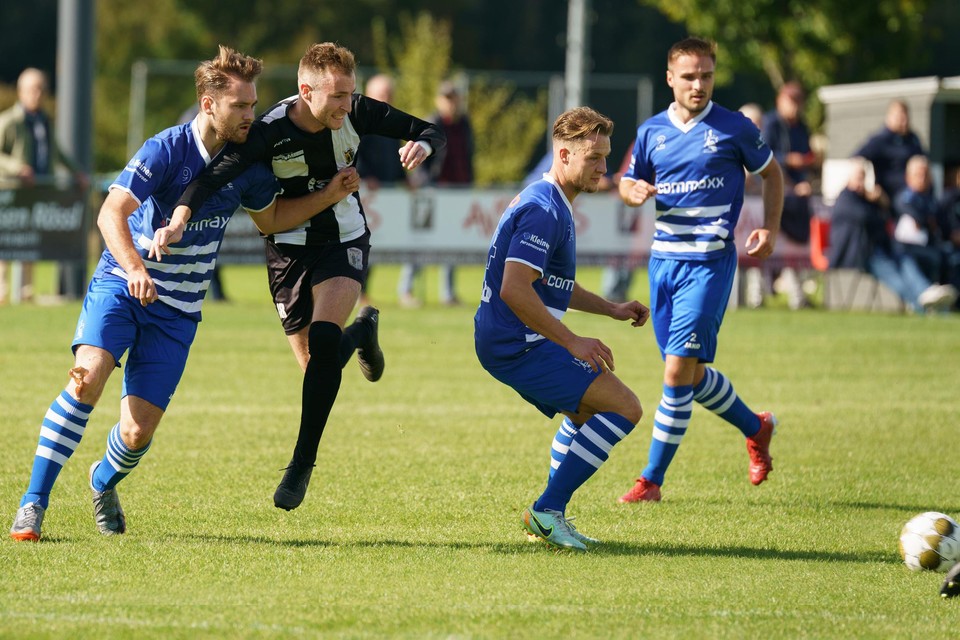 Bekkerveld-speler Stijn Vlecken (links) in duel met Bas Hünen van Sportclub’25. 