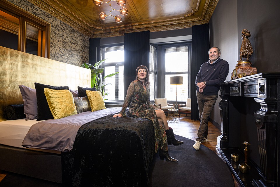 Christel Schers en Carl de Bock in Suite 1 van hun bed and breakfast in Roermond. 
